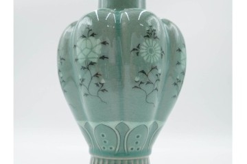 韓国人間文化財(人間国宝)　柳海剛(柳根㶈)　高麗青磁　象嵌　牡丹菊文　瓜形　高さ 約26cm　優美な輝きが魅力の花瓶　(R-084785)