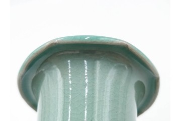 韓国人間文化財(人間国宝)　柳海剛(柳根㶈)　高麗青磁　象嵌　牡丹菊文　瓜形　高さ 約26cm　優美な輝きが魅力の花瓶　(R-084785)