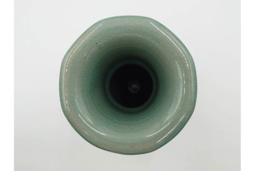 韓国人間文化財(人間国宝)　柳海剛(柳根㶈)　高麗青磁　象嵌　牡丹菊文　瓜形　高さ 約26cm　優美な輝きが魅力の花瓶　(R-084785)