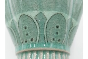 韓国人間文化財(人間国宝)　柳海剛(柳根㶈)　高麗青磁　象嵌　牡丹菊文　瓜形　高さ 約26cm　優美な輝きが魅力の花瓶　(R-084785)