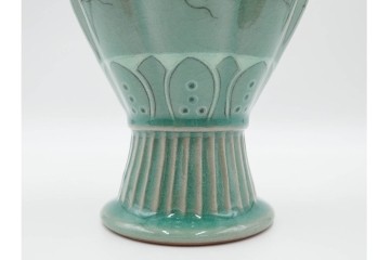 韓国人間文化財(人間国宝)　柳海剛(柳根㶈)　高麗青磁　象嵌　牡丹菊文　瓜形　高さ 約26cm　優美な輝きが魅力の花瓶　(R-084785)