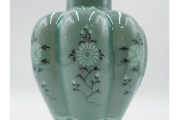 韓国人間文化財(人間国宝)　柳海剛(柳根㶈)　高麗青磁　象嵌　牡丹菊文　瓜形　高さ 約26cm　優美な輝きが魅力の花瓶　(R-084785)