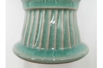 韓国人間文化財(人間国宝)　柳海剛(柳根㶈)　高麗青磁　象嵌　牡丹菊文　瓜形　高さ 約26cm　優美な輝きが魅力の花瓶　(R-084785)