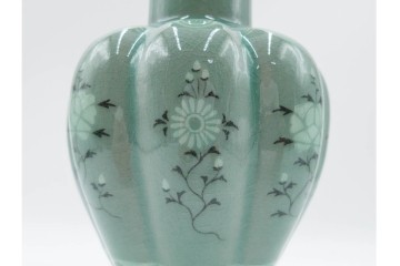韓国人間文化財(人間国宝)　柳海剛(柳根㶈)　高麗青磁　象嵌　牡丹菊文　瓜形　高さ 約26cm　優美な輝きが魅力の花瓶　(R-084785)