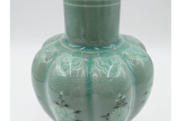 韓国人間文化財(人間国宝)　柳海剛(柳根㶈)　高麗青磁　象嵌　牡丹菊文　瓜形　高さ 約26cm　優美な輝きが魅力の花瓶　(R-084785)