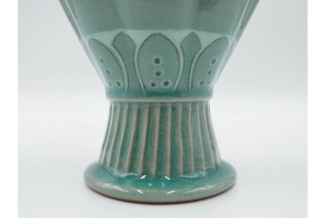 韓国人間文化財(人間国宝)　柳海剛(柳根㶈)　高麗青磁　象嵌　牡丹菊文　瓜形　高さ 約26cm　優美な輝きが魅力の花瓶　(R-084785)