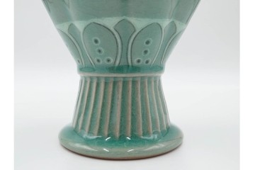 韓国人間文化財(人間国宝)　柳海剛(柳根㶈)　高麗青磁　象嵌　牡丹菊文　瓜形　高さ 約26cm　優美な輝きが魅力の花瓶　(R-084785)