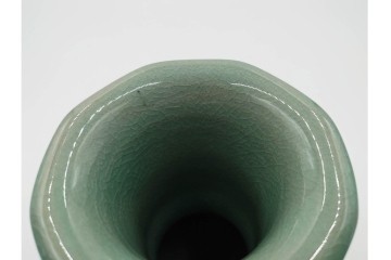 韓国人間文化財(人間国宝)　柳海剛(柳根㶈)　高麗青磁　象嵌　牡丹菊文　瓜形　高さ 約26cm　優美な輝きが魅力の花瓶　(R-084785)