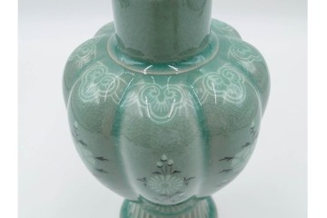 韓国人間文化財(人間国宝)　柳海剛(柳根㶈)　高麗青磁　象嵌　牡丹菊文　瓜形　高さ 約26cm　優美な輝きが魅力の花瓶　(R-084785)