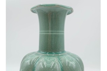 韓国人間文化財(人間国宝)　柳海剛(柳根㶈)　高麗青磁　象嵌　牡丹菊文　瓜形　高さ 約26cm　優美な輝きが魅力の花瓶　(R-084785)