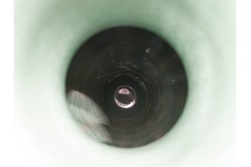 韓国人間文化財(人間国宝)　柳海剛(柳根㶈)　高麗青磁　象嵌　牡丹菊文　瓜形　高さ 約26cm　優美な輝きが魅力の花瓶　(R-084785)