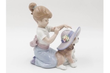 スペイン製　LLADRO(リヤドロ)　「おめかししようね」　フィギュリン　品質保証書・箱付き　(R-084786)