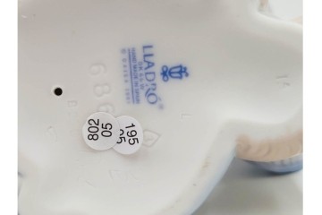 スペイン製　LLADRO(リヤドロ)　「おめかししようね」　フィギュリン　品質保証書・箱付き　(R-084786)