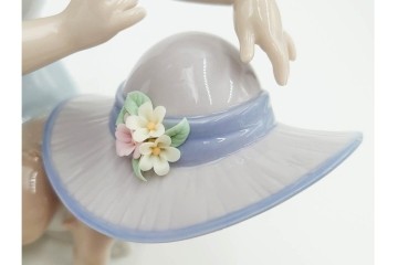 スペイン製　LLADRO(リヤドロ)　「おめかししようね」　フィギュリン　品質保証書・箱付き　(R-084786)