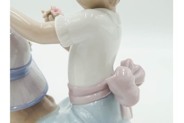 スペイン製　LLADRO(リヤドロ)　「おめかししようね」　フィギュリン　品質保証書・箱付き　(R-084786)