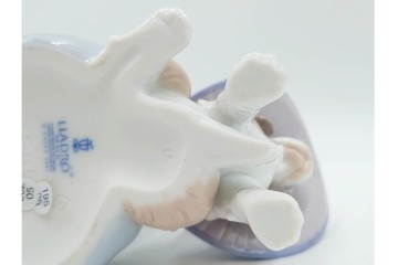 スペイン製　LLADRO(リヤドロ)　「おめかししようね」　フィギュリン　品質保証書・箱付き　(R-084786)