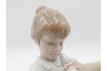スペイン製　LLADRO(リヤドロ)　「おめかししようね」　フィギュリン　品質保証書・箱付き　(R-084786)