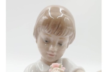 スペイン製　LLADRO(リヤドロ)　「おめかししようね」　フィギュリン　品質保証書・箱付き　(R-084786)