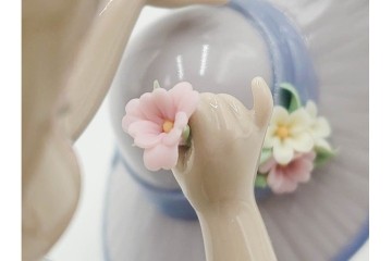 スペイン製　LLADRO(リヤドロ)　「おめかししようね」　フィギュリン　品質保証書・箱付き　(R-084786)