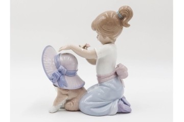スペイン製　LLADRO(リヤドロ)　「おめかししようね」　フィギュリン　品質保証書・箱付き　(R-084786)