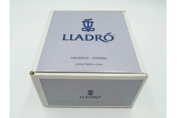 スペイン製　LLADRO(リヤドロ)　「おめかししようね」　フィギュリン　品質保証書・箱付き　(R-084786)