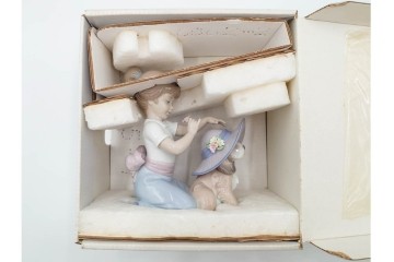 スペイン製　LLADRO(リヤドロ)　「おめかししようね」　フィギュリン　品質保証書・箱付き　(R-084786)