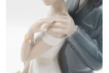 スペイン製　LLADRO(リヤドロ)　「幸せのはじまり」　フィギュリン　定価約9万6800円相当　品質保証書・箱付き　(R-084787)