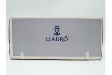 スペイン製　LLADRO(リヤドロ)　「ハッピーティータイム」　犬と猫のペア　カップ&ソーサー2客セット　品質保証書・箱付き　(R-084788)