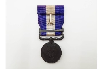 当時物!　旧日本軍(大日本帝国陸軍)　第2種射撃章・戦没従軍記章・戦捷徽章・コンパス(出動記念の刻印入り)・勲章吊り金具の5点セット　(R-084793)