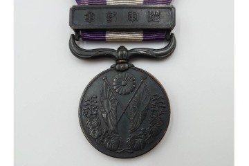 当時物!　旧日本軍(大日本帝国陸軍)　第2種射撃章・戦没従軍記章・戦捷徽章・コンパス(出動記念の刻印入り)・勲章吊り金具の5点セット　(R-084793)