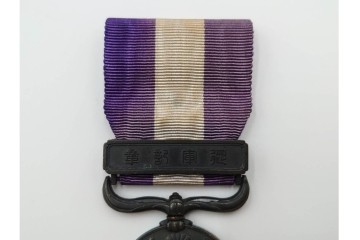 当時物!　旧日本軍(大日本帝国陸軍)　第2種射撃章・戦没従軍記章・戦捷徽章・コンパス(出動記念の刻印入り)・勲章吊り金具の5点セット　(R-084793)