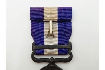 当時物!　旧日本軍(大日本帝国陸軍)　第2種射撃章・戦没従軍記章・戦捷徽章・コンパス(出動記念の刻印入り)・勲章吊り金具の5点セット　(R-084793)