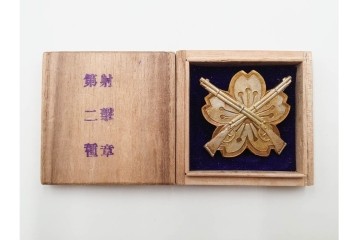 当時物!　旧日本軍(大日本帝国陸軍)　第2種射撃章・戦没従軍記章・戦捷徽章・コンパス(出動記念の刻印入り)・勲章吊り金具の5点セット　(R-084793)