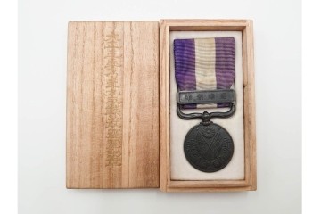 当時物!　旧日本軍(大日本帝国陸軍)　第2種射撃章・戦没従軍記章・戦捷徽章・コンパス(出動記念の刻印入り)・勲章吊り金具の5点セット　(R-084793)