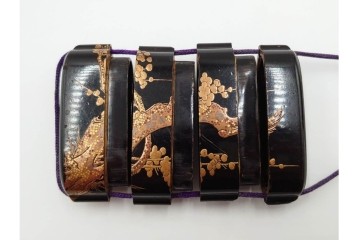 江戸～明治期　梅鳥図蒔絵四段印籠　猿に筍の木彫り根付付き　木彫　匠の美技を感じる印籠・根付　(R-084802)