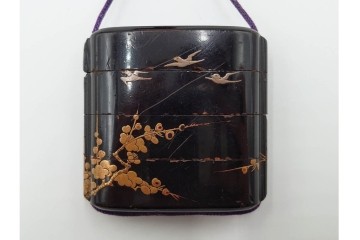 江戸～明治期　梅鳥図蒔絵四段印籠　猿に筍の木彫り根付付き　木彫　匠の美技を感じる印籠・根付　(R-084802)