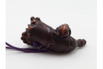 江戸～明治期　梅鳥図蒔絵四段印籠　猿に筍の木彫り根付付き　木彫　匠の美技を感じる印籠・根付　(R-084802)