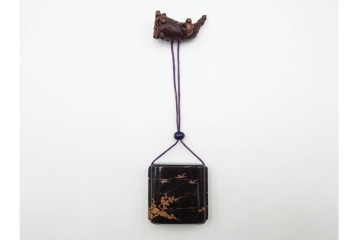 江戸～明治期　梅鳥図蒔絵四段印籠　猿に筍の木彫り根付付き　木彫　匠の美技を感じる印籠・根付　(R-084802)