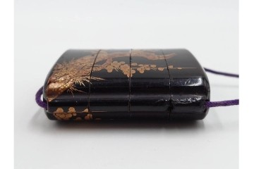 江戸～明治期　梅鳥図蒔絵四段印籠　猿に筍の木彫り根付付き　木彫　匠の美技を感じる印籠・根付　(R-084802)