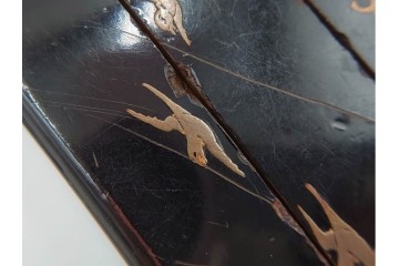 江戸～明治期　梅鳥図蒔絵四段印籠　猿に筍の木彫り根付付き　木彫　匠の美技を感じる印籠・根付　(R-084802)