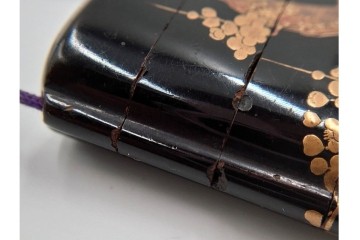 江戸～明治期　梅鳥図蒔絵四段印籠　猿に筍の木彫り根付付き　木彫　匠の美技を感じる印籠・根付　(R-084802)