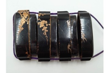 江戸～明治期　梅鳥図蒔絵四段印籠　猿に筍の木彫り根付付き　木彫　匠の美技を感じる印籠・根付　(R-084802)