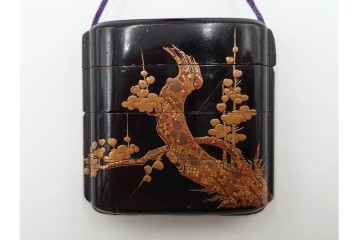 江戸～明治期　梅鳥図蒔絵四段印籠　猿に筍の木彫り根付付き　木彫　匠の美技を感じる印籠・根付　(R-084802)