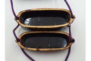 江戸～明治期　梅鳥図蒔絵四段印籠　猿に筍の木彫り根付付き　木彫　匠の美技を感じる印籠・根付　(R-084802)