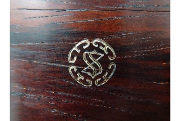 上質な木味　富作　紫檀製　艶やかな木目が映える硯箱　共箱付き　(R-084804)