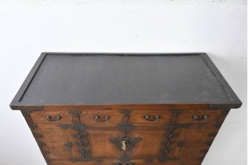 アジアンヴィンテージ　アンティーク調　蝶の羽をモチーフにしたシンメトリーデザインが魅力的な李朝箪笥　(R-084806)