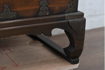 アジアンヴィンテージ　アンティーク調　蝶の羽をモチーフにしたシンメトリーデザインが魅力的な李朝箪笥　(R-084806)