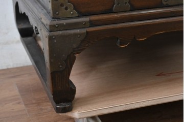 アジアンヴィンテージ　アンティーク調　蝶の羽をモチーフにしたシンメトリーデザインが魅力的な李朝箪笥　(R-084806)