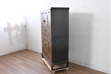 アジアンヴィンテージ　アンティーク調　蝶の羽をモチーフにしたシンメトリーデザインが魅力的な李朝箪笥　(R-084806)