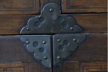 アジアンヴィンテージ　アンティーク調　蝶の羽をモチーフにしたシンメトリーデザインが魅力的な李朝箪笥　(R-084806)